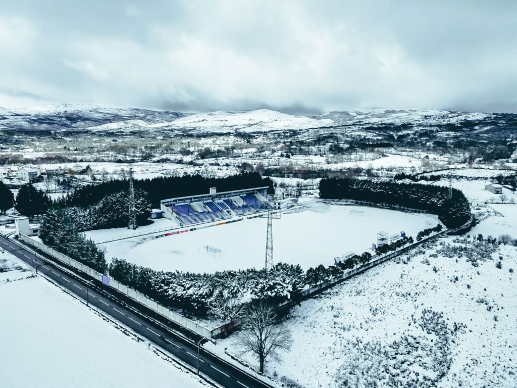 stadion w śniegu
