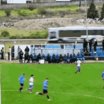 Richard Núñez wybija piłkę poza stadion podczas meczu Uruguay Montevideo – Paysandú w drugiej lidze urugwajskiej.