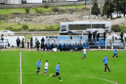 Richard Núñez wybija piłkę poza stadion podczas meczu Uruguay Montevideo – Paysandú w drugiej lidze urugwajskiej.