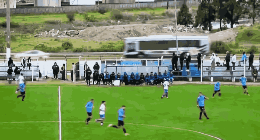 Richard Núñez wybija piłkę poza stadion podczas meczu Uruguay Montevideo – Paysandú w drugiej lidze urugwajskiej.